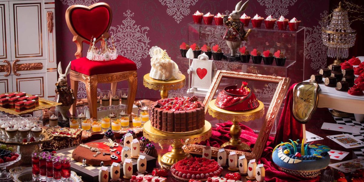 不思議の国のアリス の1シーンをお菓子で表現 ヒルトン大阪 アリスのヘンテコ不思議なスイーツティーパーティー 女王様の謁見室 るるぶ More