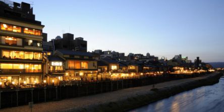 【京都】2021年の鴨川の川床は10月末まで延長！「眺河 先斗町 華」で京料理を楽しもう