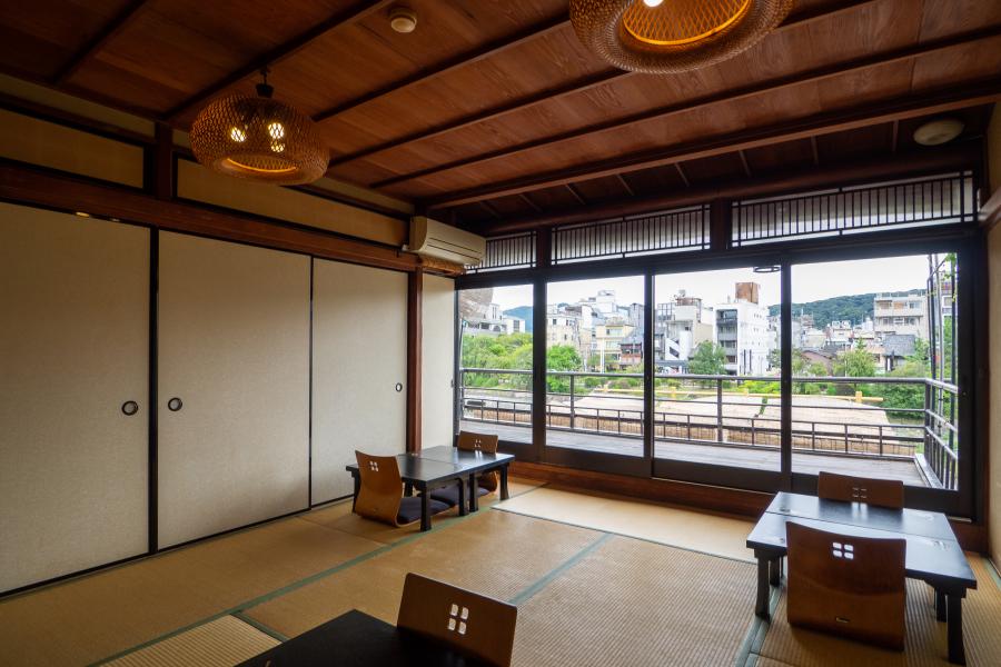 京都 2021年の鴨川の川床は10月末まで延長 眺河 先斗町 華 で京料理を楽しもう るるぶ More