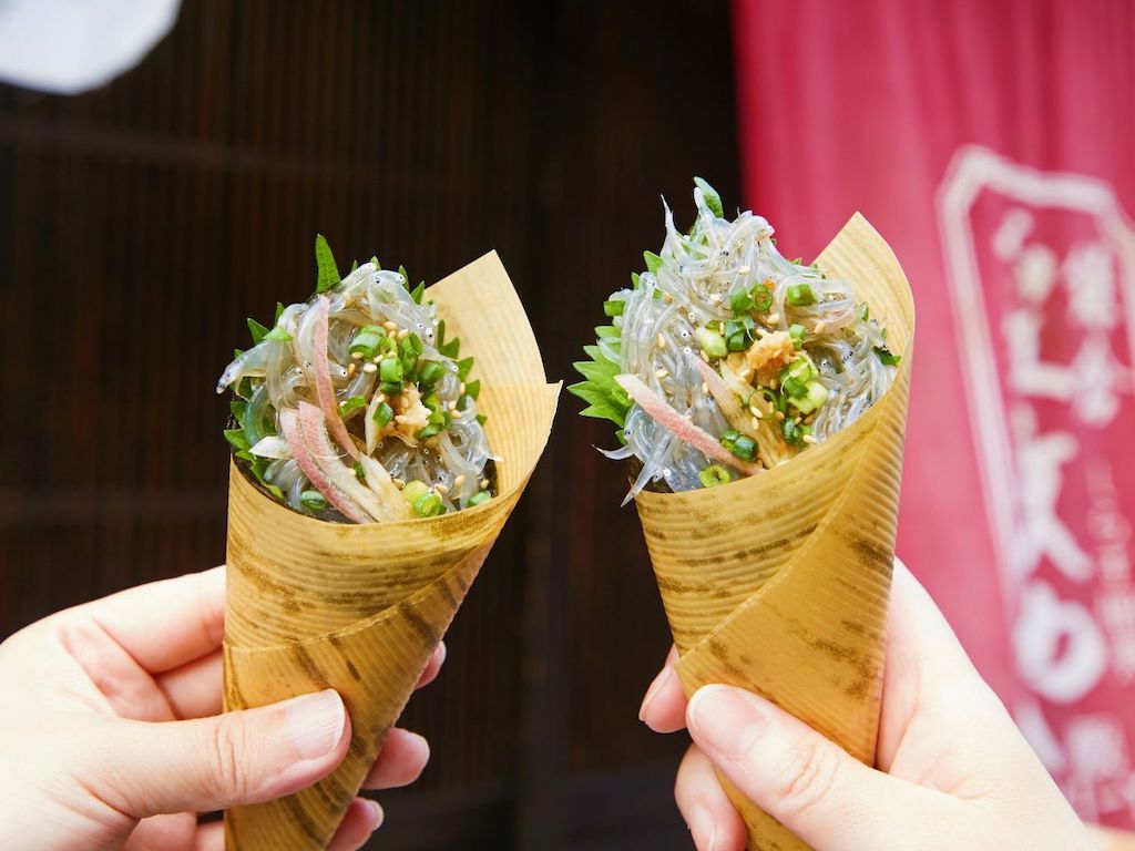 「生しらすの手巻き寿司」各500円 ※大サイズの場合は800円