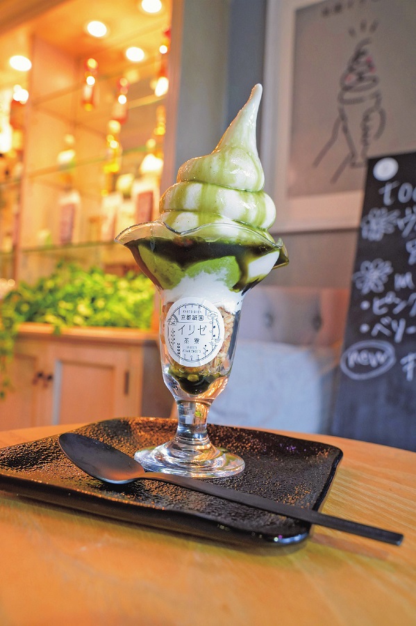 抹茶ティラミスパフェ1320円は宇治抹茶を使い、植物性の素材だけで作り上げるため、軽やかで食べやすい