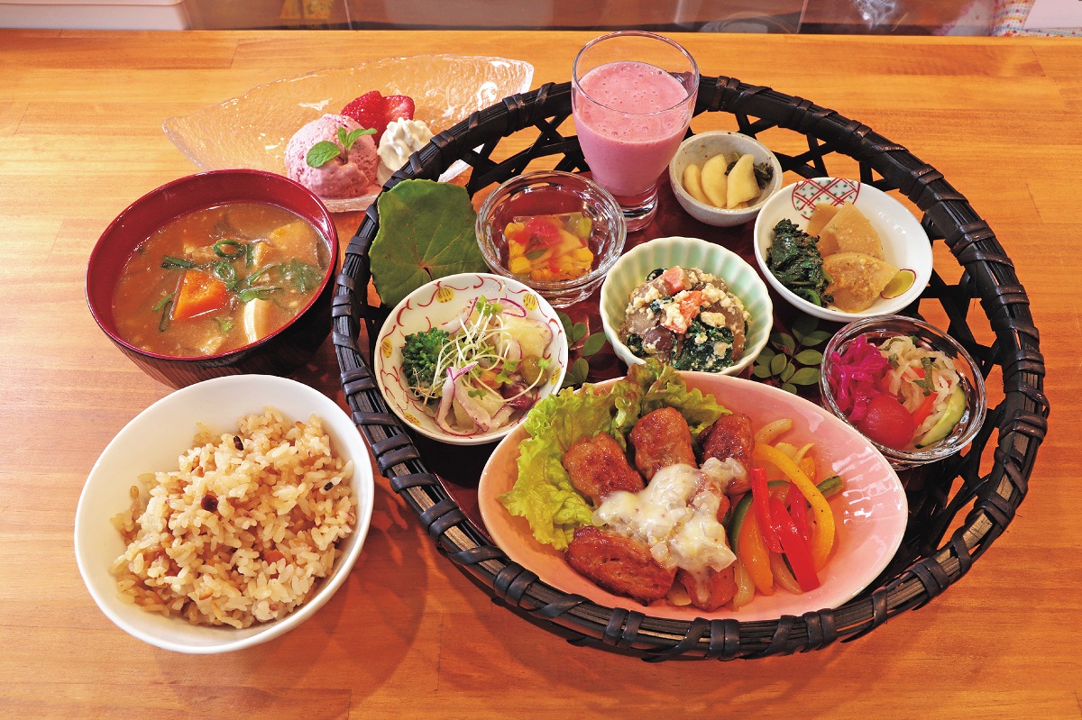 デザート付きランチ1870円。季節の食材で作られる、品数豊富な贅沢ランチ。1日1組限定、2日前までに要予約