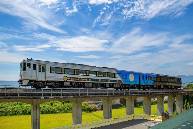 高知の人気観光列車「志国土佐 時代（トキ）の夜明けのものがたり」が