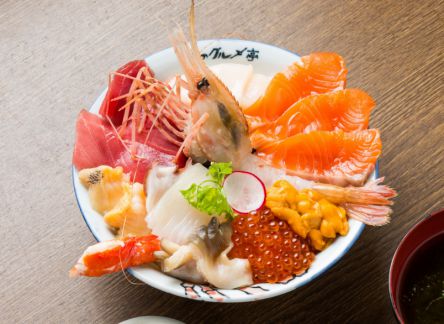 札幌・場外市場で一番の老舗「北のグルメ」で極上海鮮丼を堪能！