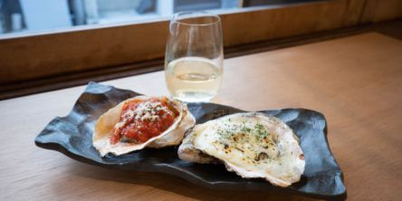 広島・宮島に新オープン！気軽に立ち寄れる牡蠣とお酒のお店「tuGiico」