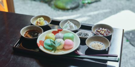 夜は一見さんお断り。祇園花街のお茶屋さんの昼間だけ開かれる「cafe 冨月」で、かわいらしい甘味三昧