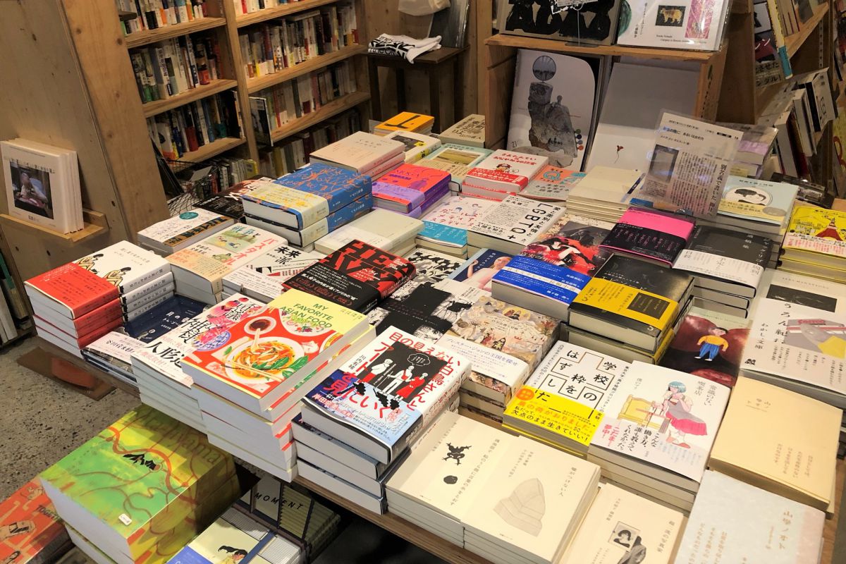 本のセレクトショップ 誠光社 で過ごす贅沢な時間 わざわざ行きたい京都の本屋さん 1 るるぶ More