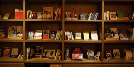 本とお酒と音楽にどっぷり浸れる大人な空間「BLUE BOOKS cafe 京都」＜泊まらなくても行きたい！京都ホテルカフェ④＞