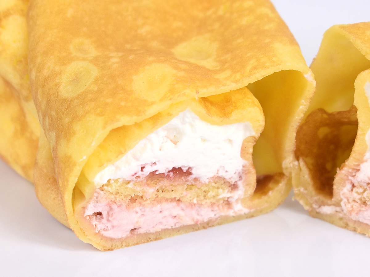 生地の中にもいちごが 果肉とクリームが甘酸っぱいファミマのクレープ るるぶ More