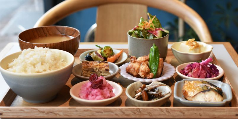 色鮮やかな“豆皿定食”が大人気！代々木公園そばの「小春日和 TOKYO」でゆったりランチ♪