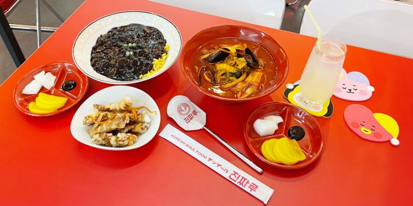 韓国ドラマでおなじみの真っ黒な「ジャジャン麺」を新大久保「チンチャル」で堪能