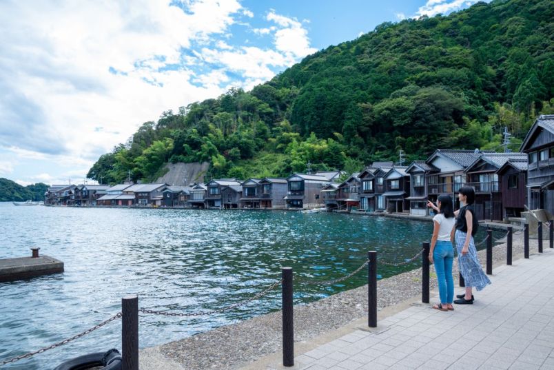 伊根湾をぐるっと囲む舟屋の風景に溶け込み、すぐそこに海がある暮らしを体験する【伊根の舟屋 風雅(京都府 伊根町)】|るるぶ&more.