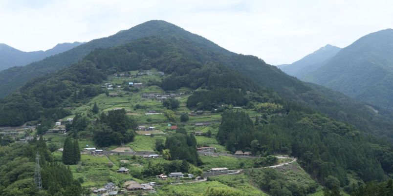 秘境の山間集落にたたずむ茅葺き屋根の宿で過ごし、伝統農法で育った