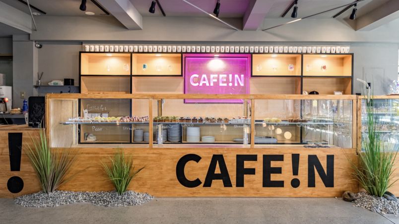 新大久保】「CAFE iN」はススキとネオンライトがおしゃれな