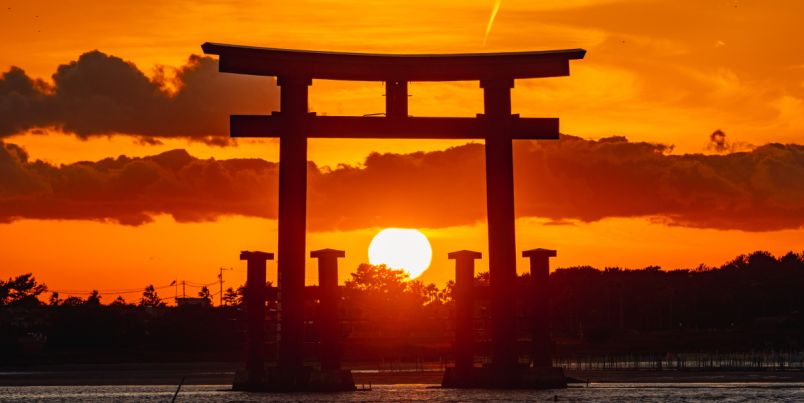 【静岡・浜名湖】冬限定の絶景！弁天島の鳥居に沈む真っ赤な夕日に出合う