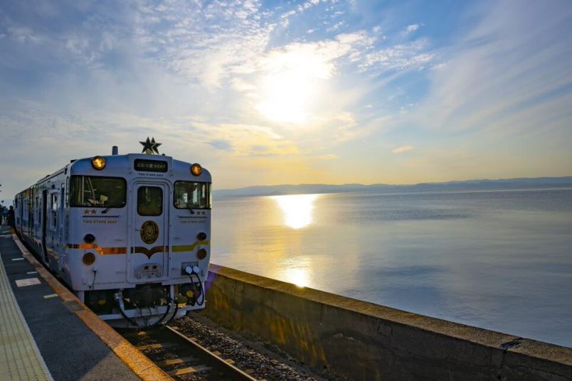 乗車レポ｜西九州の海めぐり列車「ふたつ星４０４７」と西九州新幹線「かもめ」でとっておきの電車旅へGo！｜るるぶ&more.