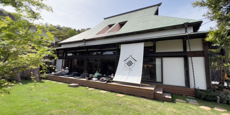 鎌倉・長谷の古民家複合施設「WITH Kamakura」でカフェ・ヨガ・アートを楽しむ！