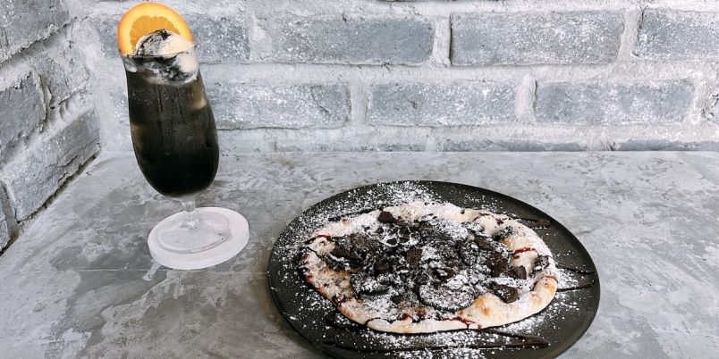 下北沢にシックなモノトーンカフェがオープン！真っ黒なドリンク＆ピザ