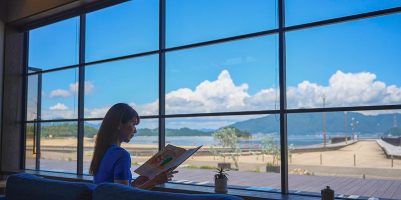 【しまなみ海道の海カフェ】瀬戸内海を望む島のブックカフェ「渚の交番 SEABRIDGE」
