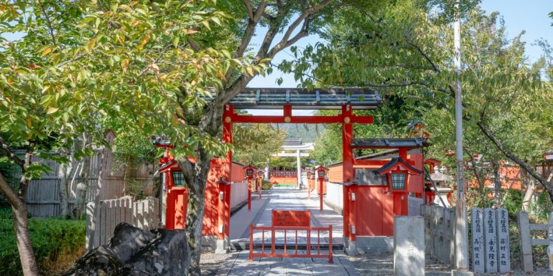 【京都】車折神社｜芸能人も訪れる芸能神社やパワーストーンのお守り、アートスポットも盛りだくさん！