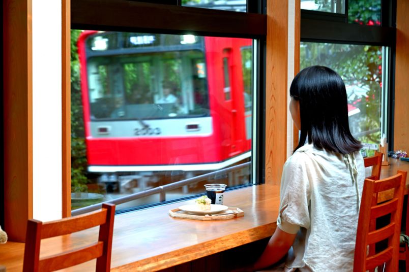 【箱根】唯一無二！箱根登山電車が目の前を走る「スイッチバックカフェ」