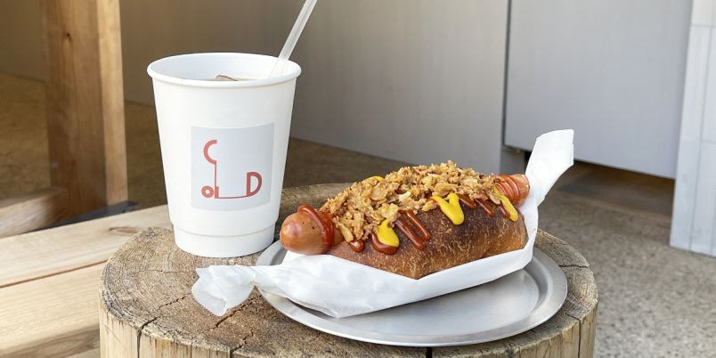 目白の街角カフェ「CaD（カド）」でこだわり食材を使ったホットドッグを