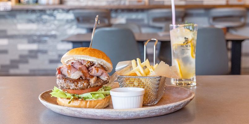 沖縄】100%牛肉！肉々しい自家製パティの存在感！「Cafe&Bar Marvell