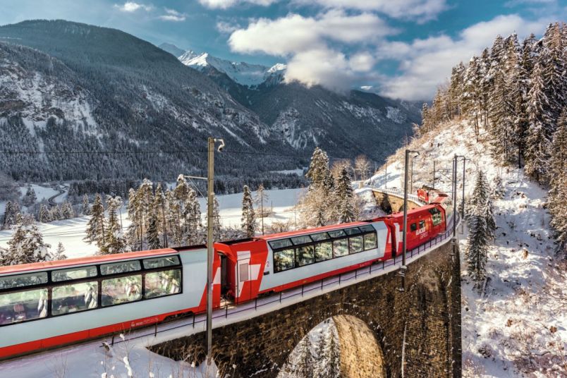 車窓に白銀の絶景が連続！スイスの世界一遅い「氷河特急」で憧れ