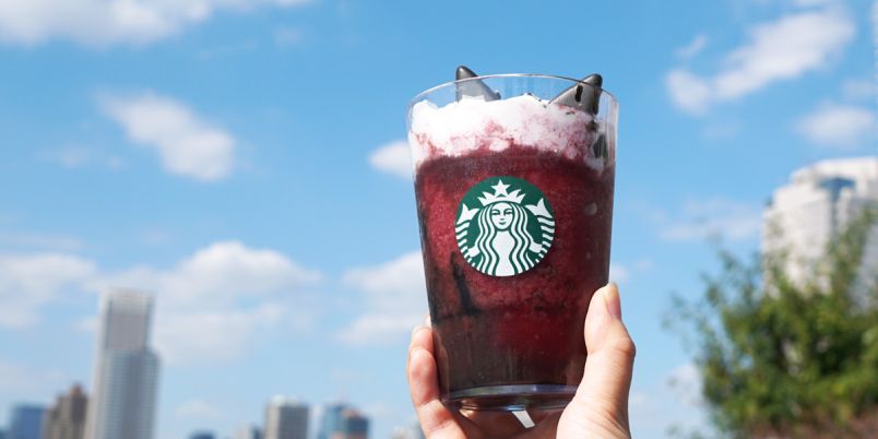 スタバ新作・ハロウィン2025】いたずら好きな“黒猫フラペチーノ”その味