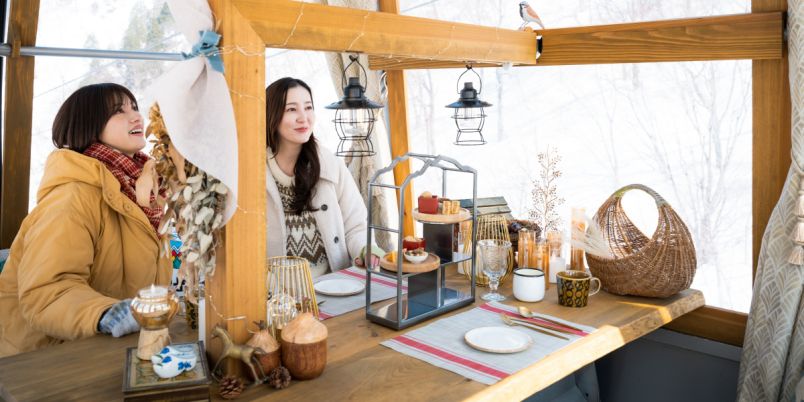 雪舞うゴンドラで楽しむ空中ピクニック