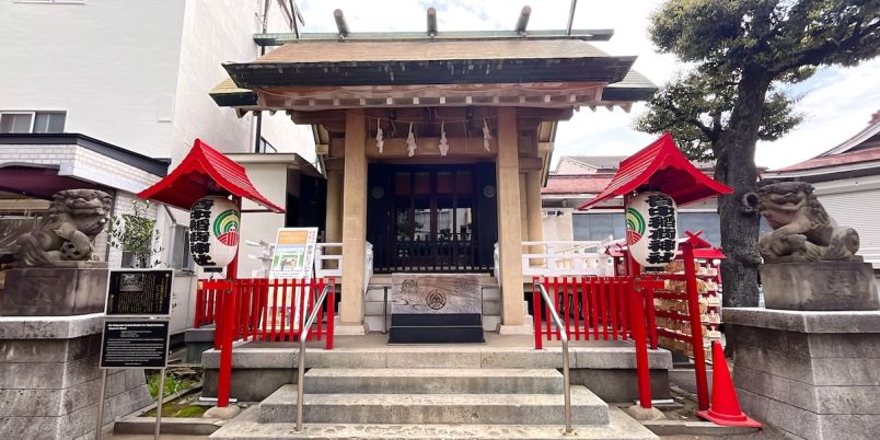 【新大久保】チケット当選祈願の聖地「皆中稲荷神社」へ!推し活で話題のご利益&お守りをご紹介|るるぶ&more.の画像