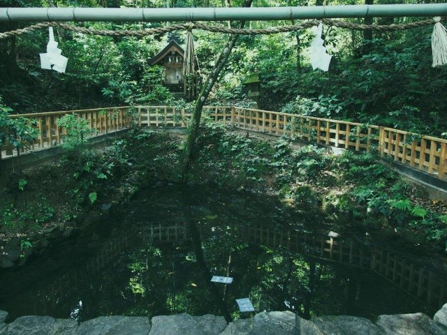 ご縁占いができる鏡の池