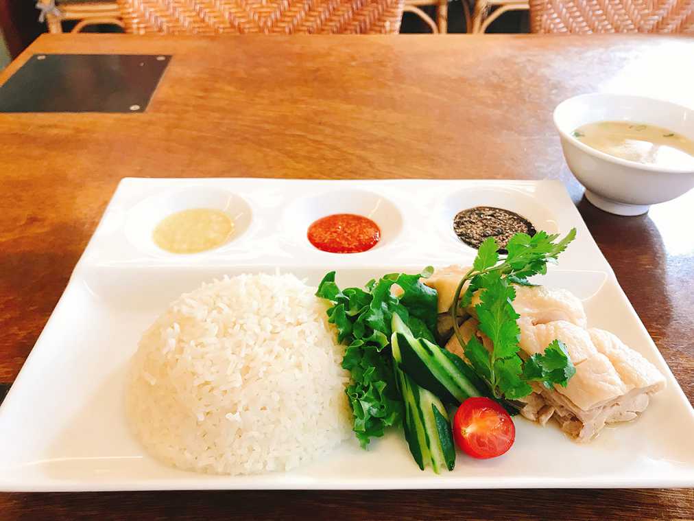 海南チキンライス レギュラー 950円(ランチタイム)、1050円(ディナータイム)