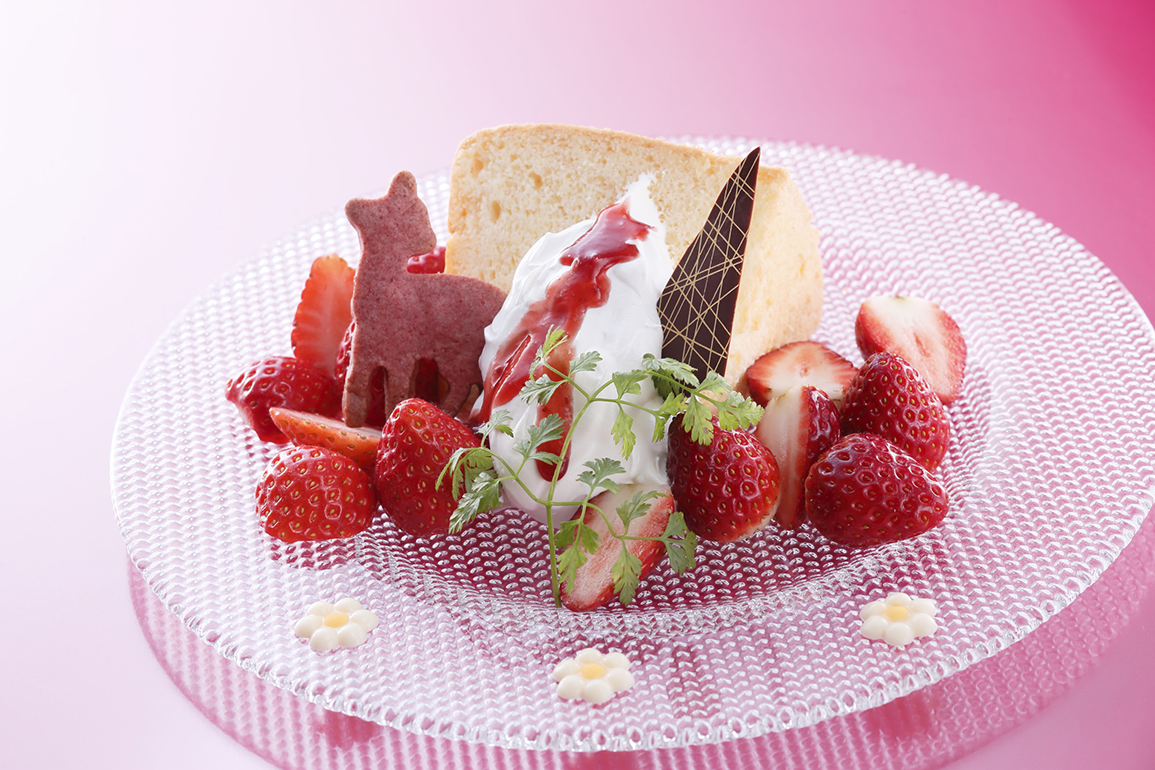シフォンケーキ 2種のいちご添え(古都華・アスカルビー) 1750円(税サ込)