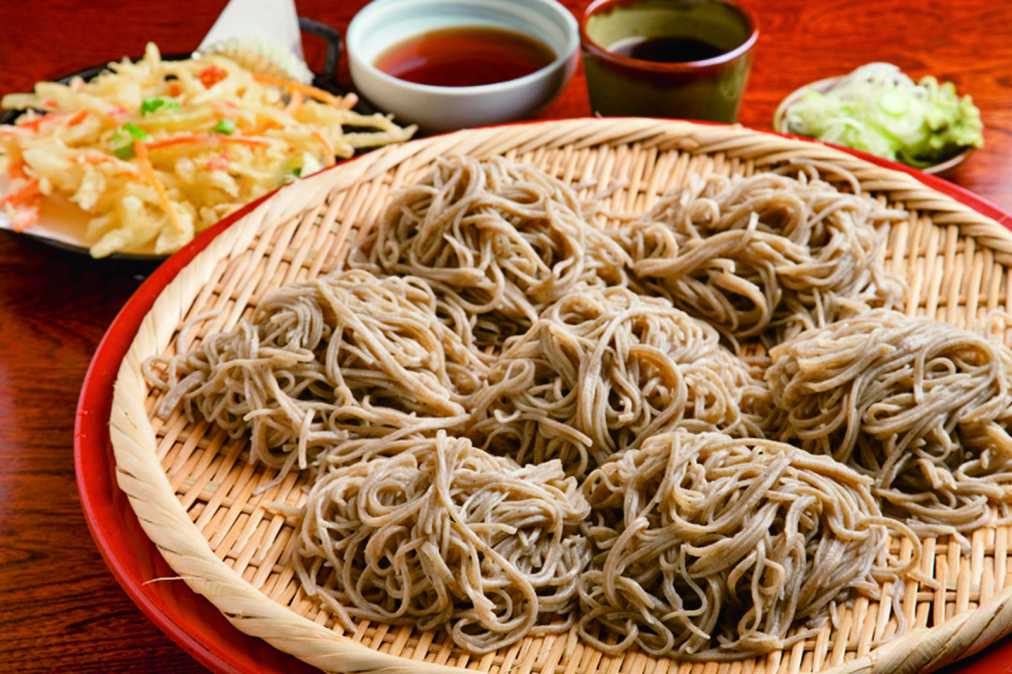 2人で食べるのに最適な三食盛りの三合そば1700円。お値打ちのかきあげ100円も人気