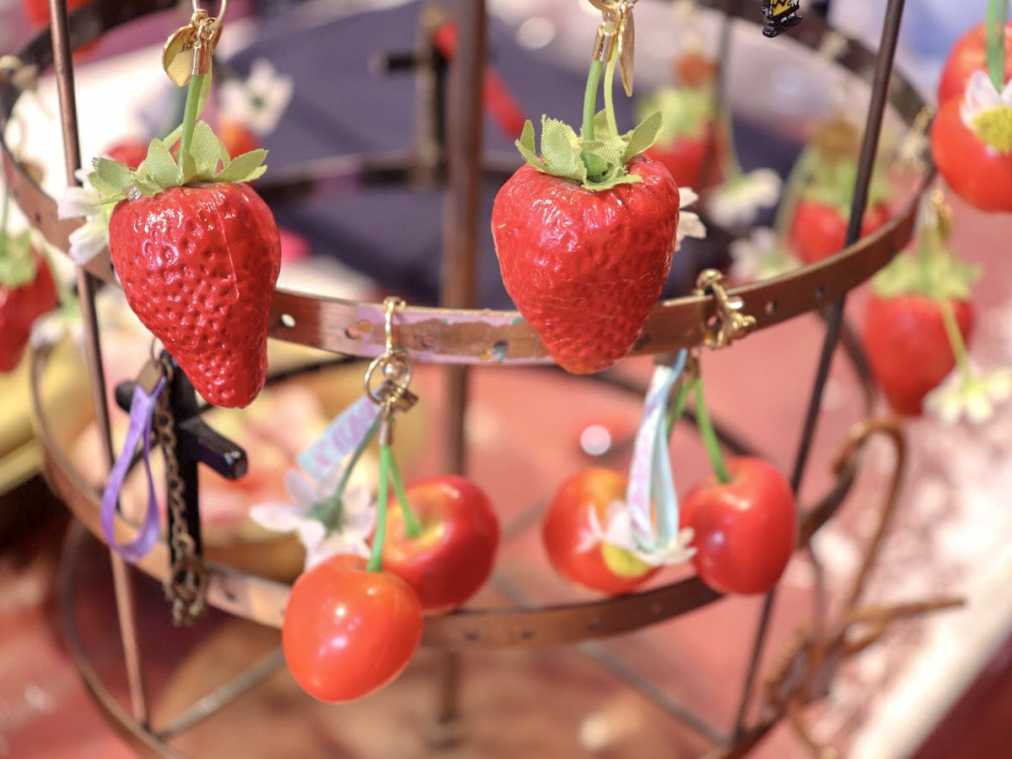 CHERRYピアス 1730円、STRAWBERRYピアス 1620円