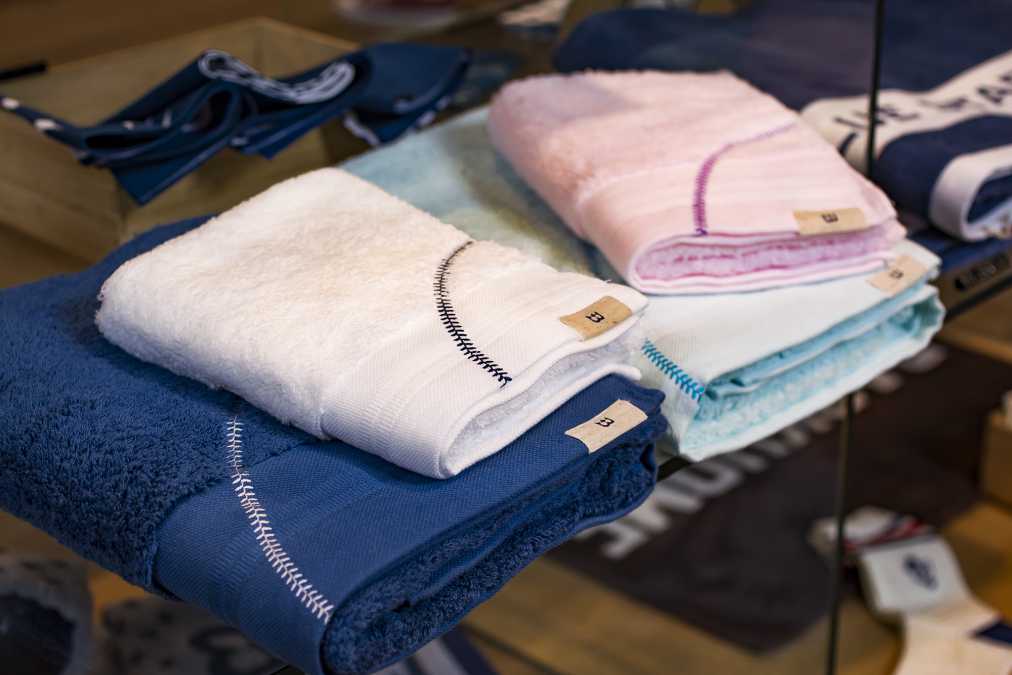 バスタオル各4500円、フェイスタオル各1800円