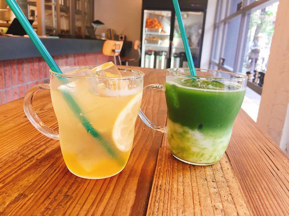 (写真右から)Iced Lemonade、Iced Matcha Amazake 各648円