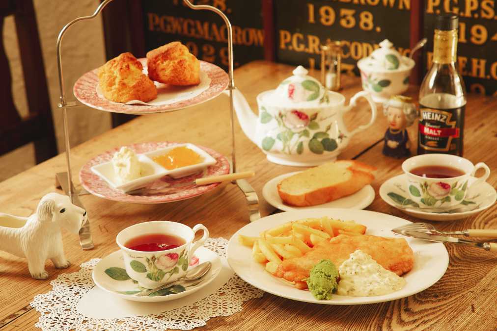 フィッシュ アンド チップス 2138円(手前)、クリームティーセット 1458円(奥)