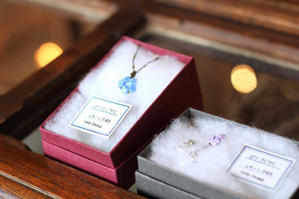 レディ オーキッドの標本箱 ガクアジサイ ネックレス(左)3400円、イヤリング(右)3200円