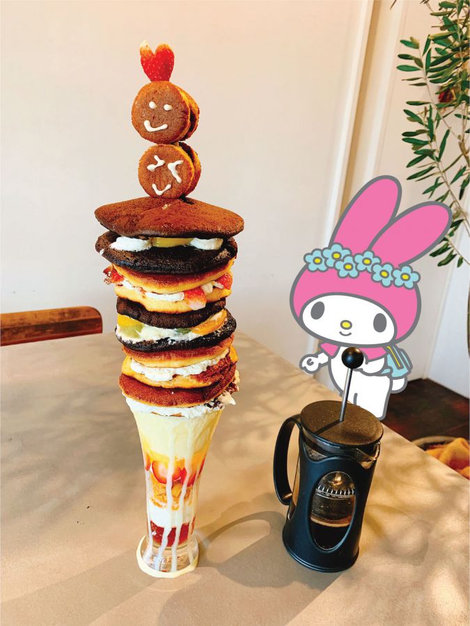 ひなた名物 高さ45cmの特大どら焼きパフェ 1800円