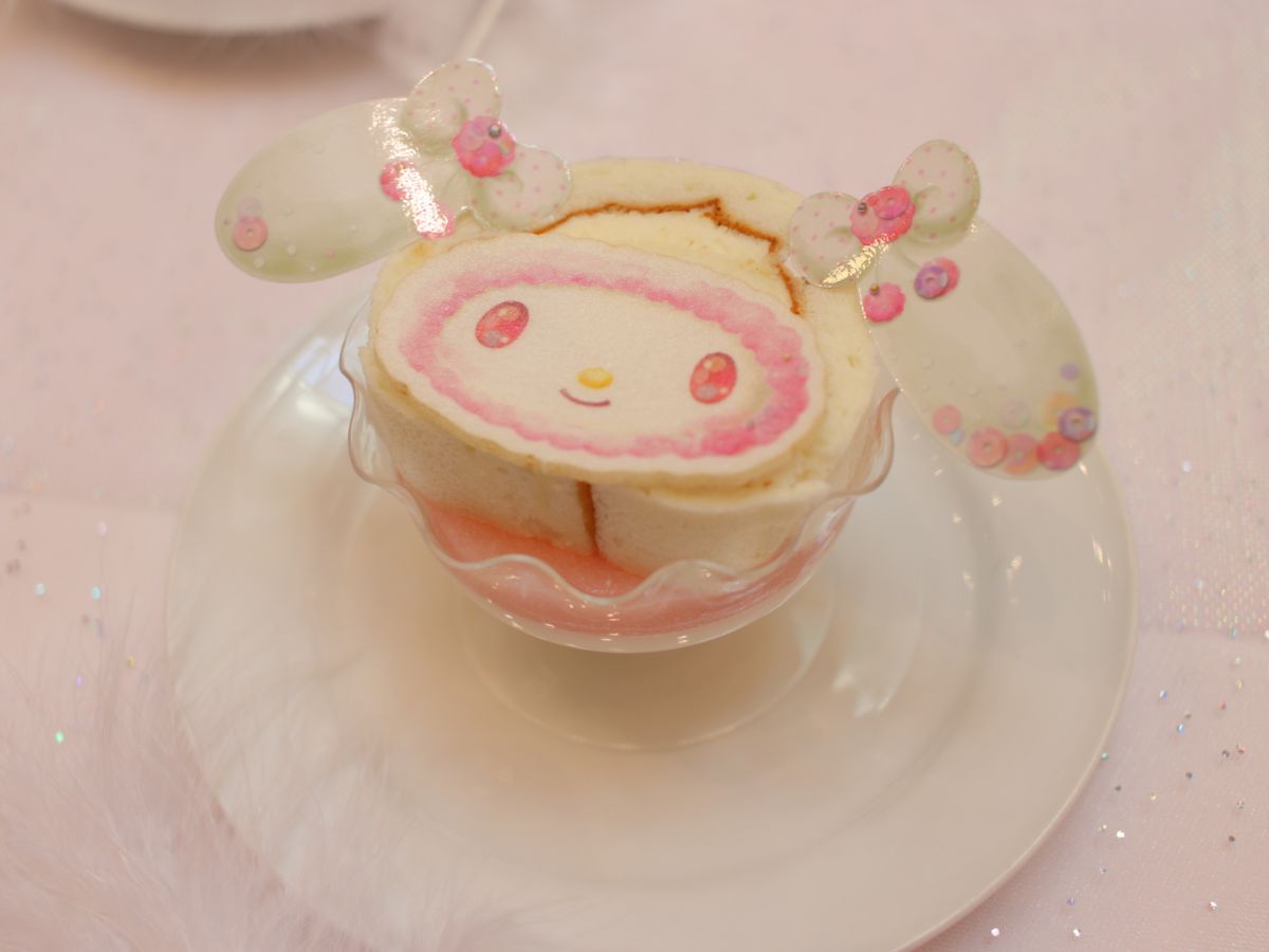 マイメロディのホワイトロールケーキパフェ 600円