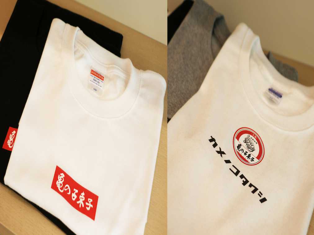 (写真左から)亀の子束子ボックスロゴTシャツ3240円、亀の子束子ロゴTシャツ3456円