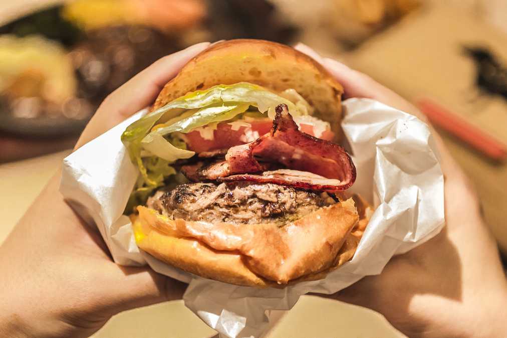 BLTバーガー 単品1242円、セット1393円