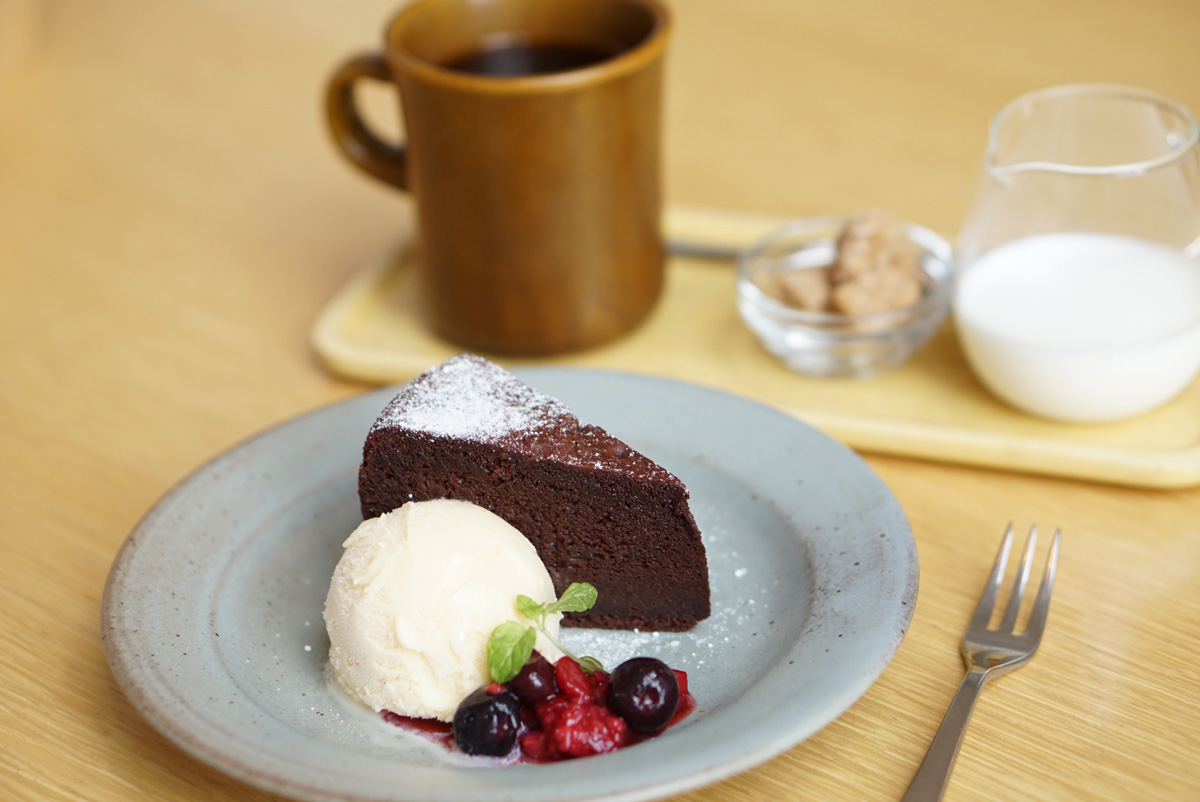 ガトーショコラ 594円 本日のホットコーヒー 486円