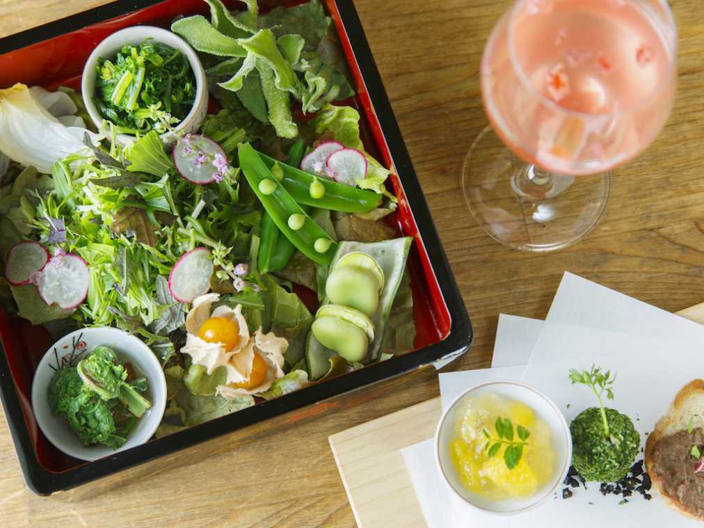 「一汁三菜とサラダ」のセット 1296円(季節のプロセッコのカクテルは別料金)