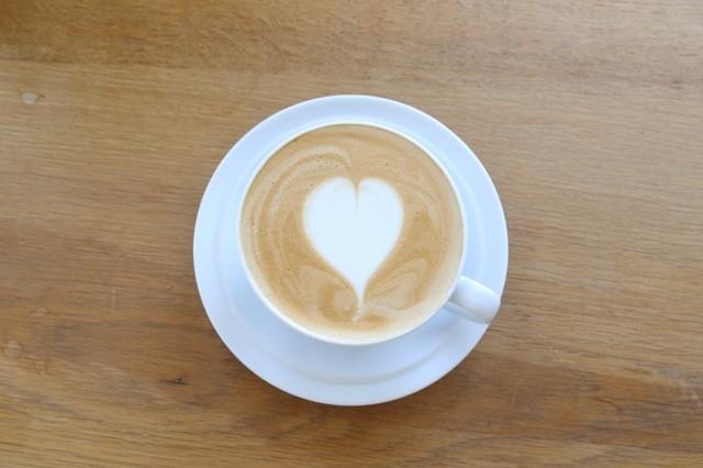 カフェラテ ホット380円、アイス400円(税込)