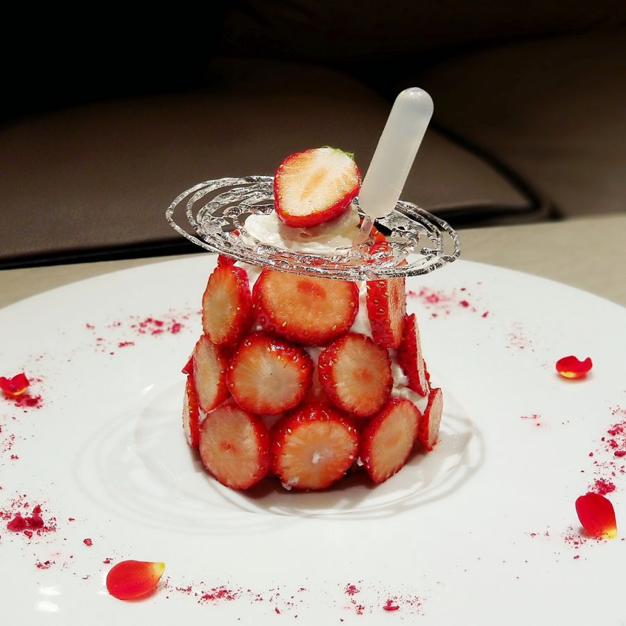 「ソルティストロベリーパフェ 」1900円(税込、サービス料別途) 提供期間:2019年5月7日(火)まで