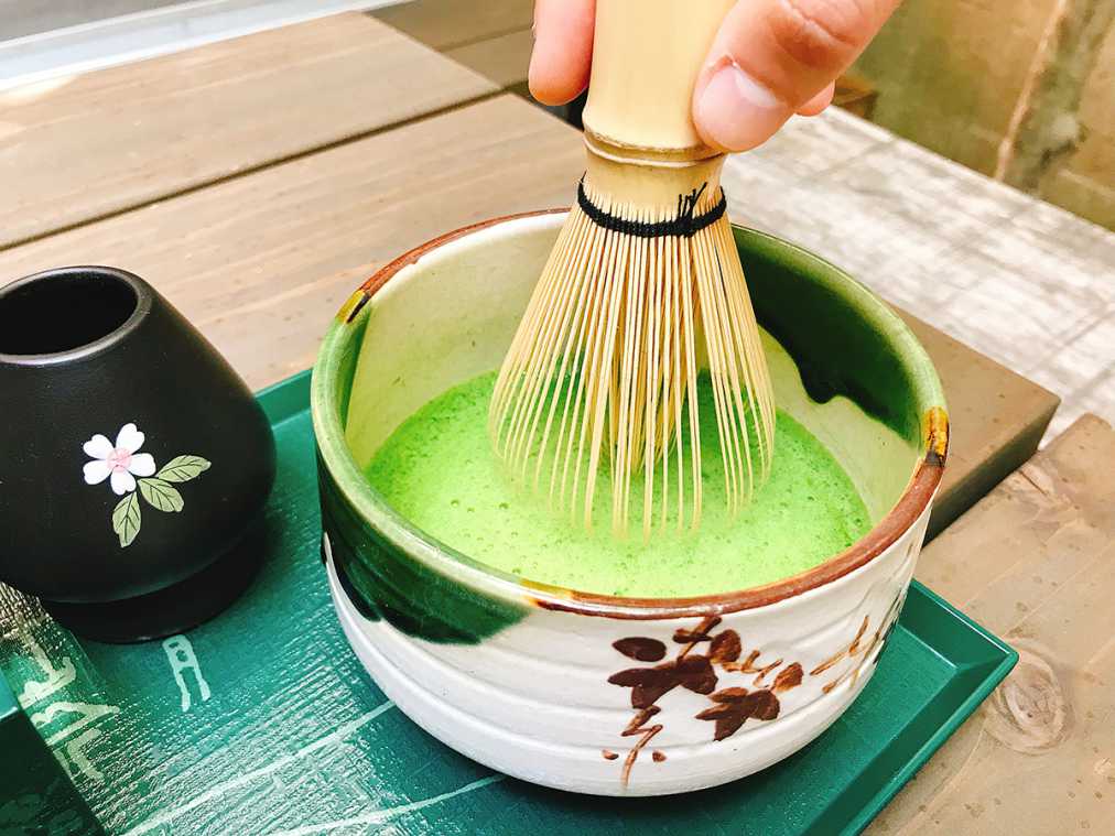 表参道で抹茶を楽しむなら 隠れ家カフェ 宇治園 で抹茶を点てる和体験にワクワク るるぶ More