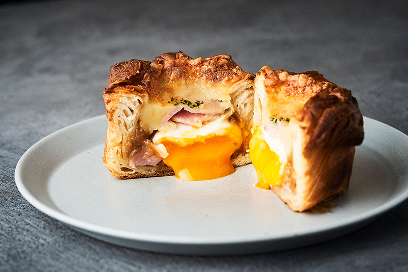 HANJUKU KYOTO(EGG with Onion saute & Bacon Danish)450円(税込)